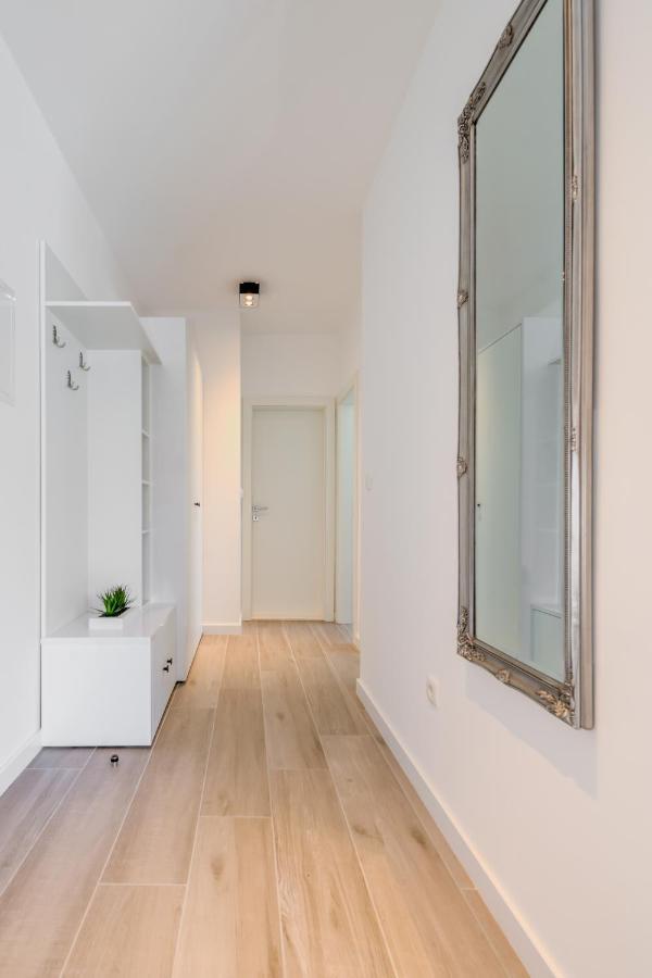 Appartamento New, Private Heated Swimming Pool, Free Parking, Trogir Centar Esterno foto