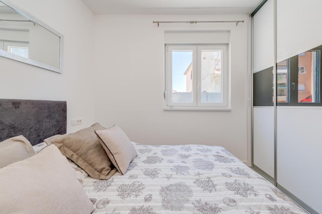 Appartamento New, Private Heated Swimming Pool, Free Parking, Trogir Centar Esterno foto