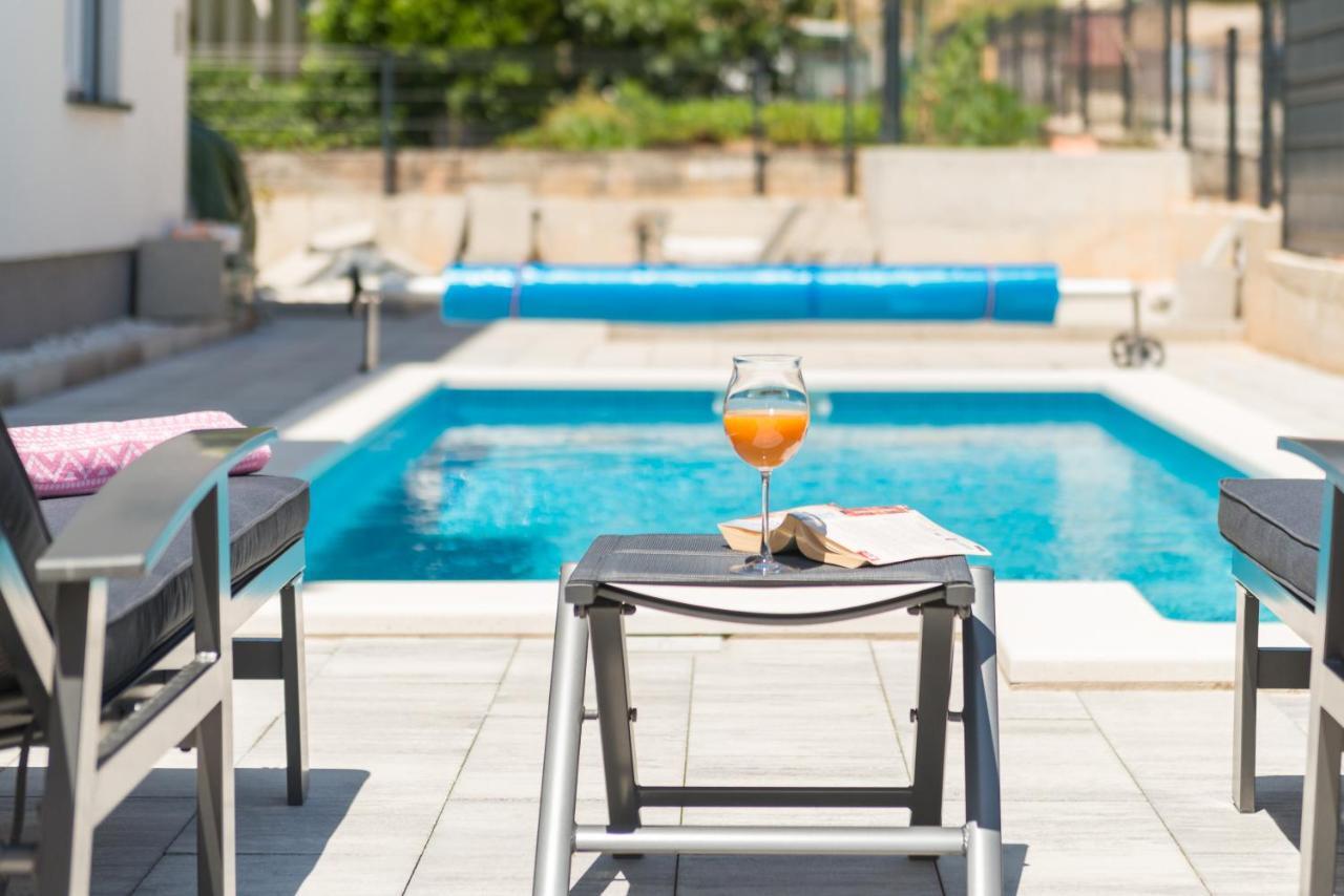 Appartamento New, Private Heated Swimming Pool, Free Parking, Trogir Centar Esterno foto