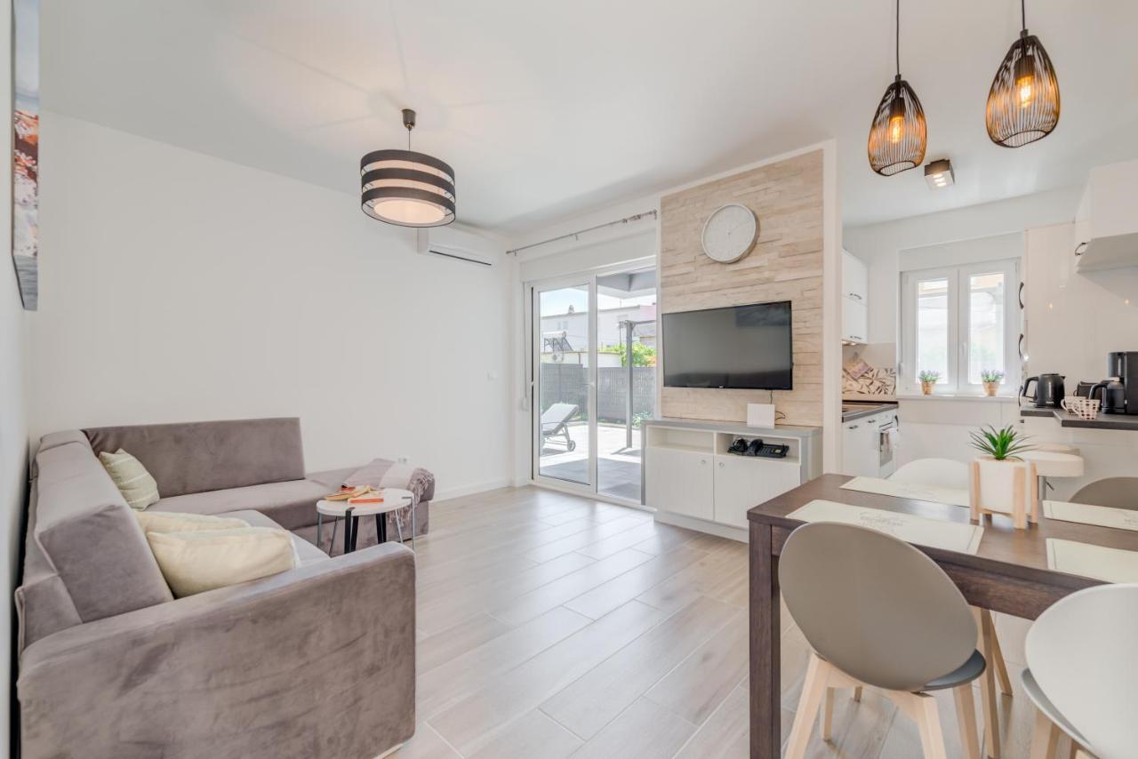 Appartamento New, Private Heated Swimming Pool, Free Parking, Trogir Centar Esterno foto