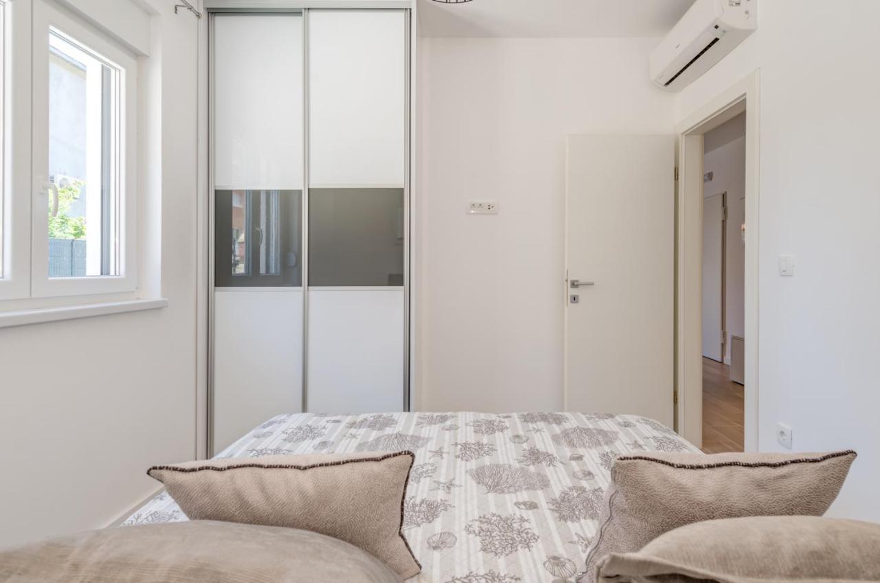 Appartamento New, Private Heated Swimming Pool, Free Parking, Trogir Centar Esterno foto