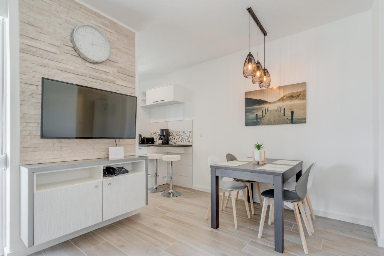 Appartamento New, Private Heated Swimming Pool, Free Parking, Trogir Centar Esterno foto