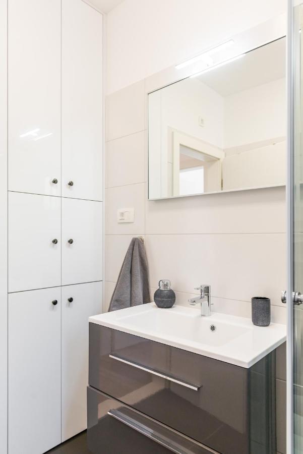 Appartamento New, Private Heated Swimming Pool, Free Parking, Trogir Centar Esterno foto