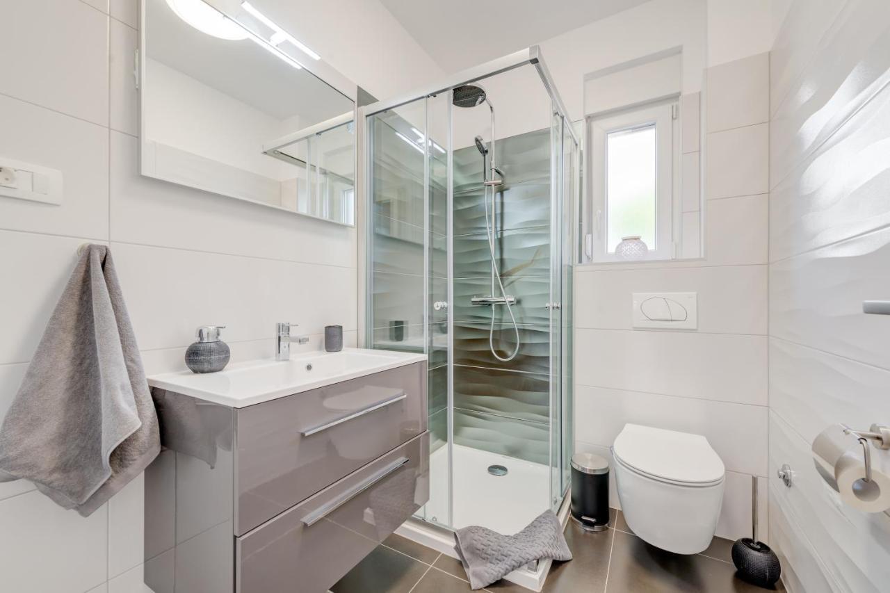 Appartamento New, Private Heated Swimming Pool, Free Parking, Trogir Centar Esterno foto