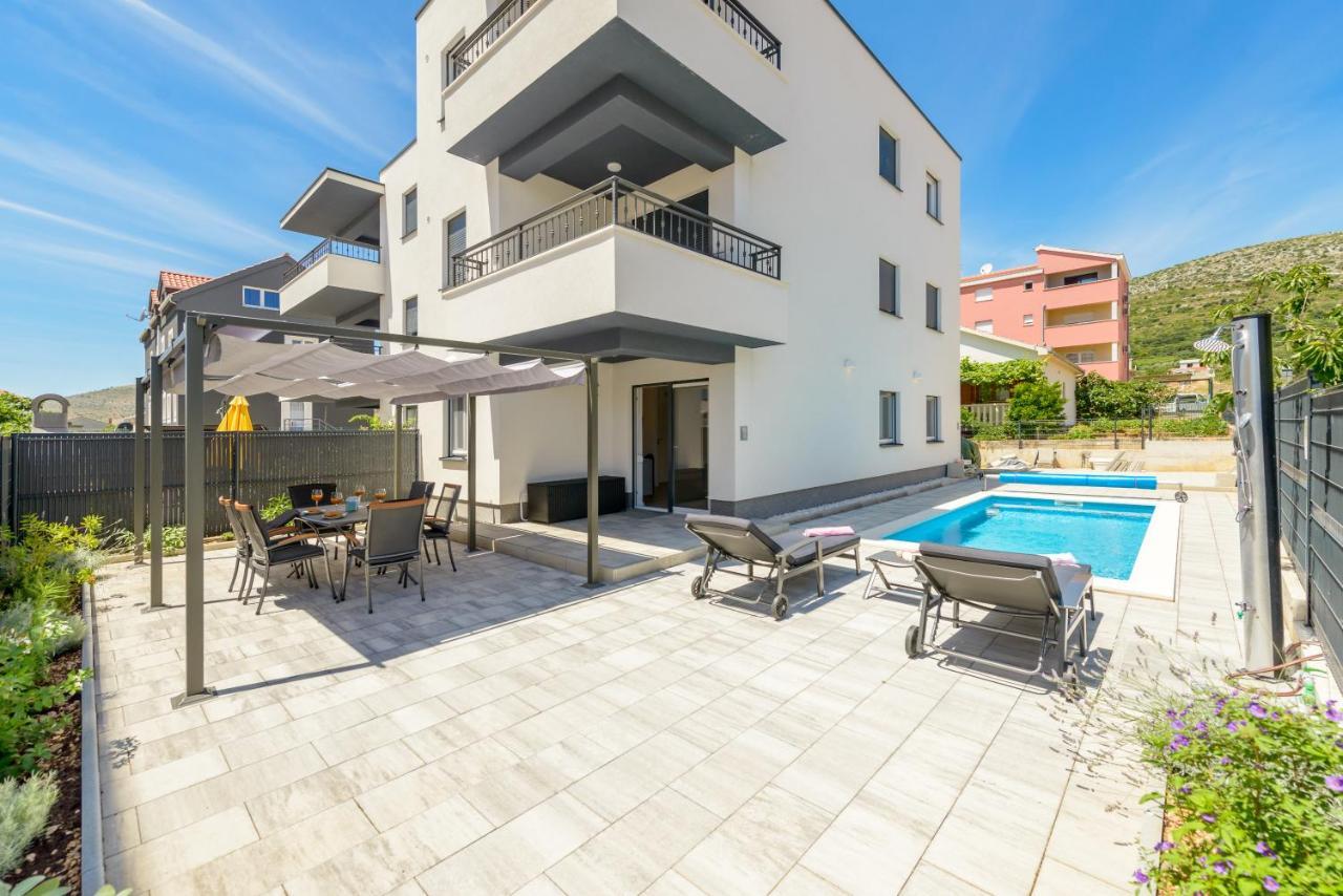 Appartamento New, Private Heated Swimming Pool, Free Parking, Trogir Centar Esterno foto